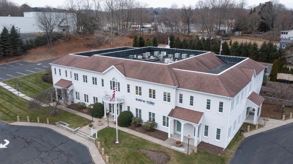 11 Mile Hill Rd, Newtown, CT à louer - Photo du bâtiment - Image 2 de 42