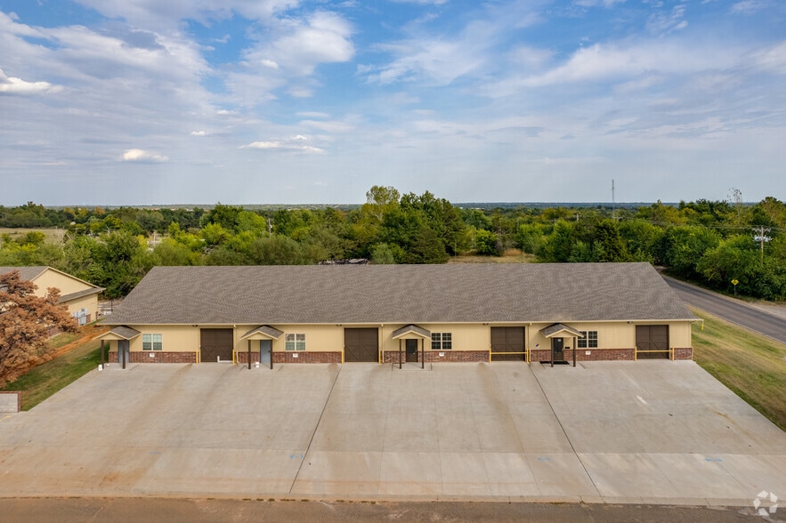 6932 Highwater Cir, Edmond, OK for lease - Building Photo - Image 1 of 4