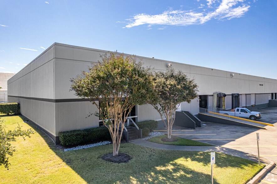 9804-9850 Chartwell Dr, Dallas, TX à louer - Photo du bâtiment - Image 2 de 8