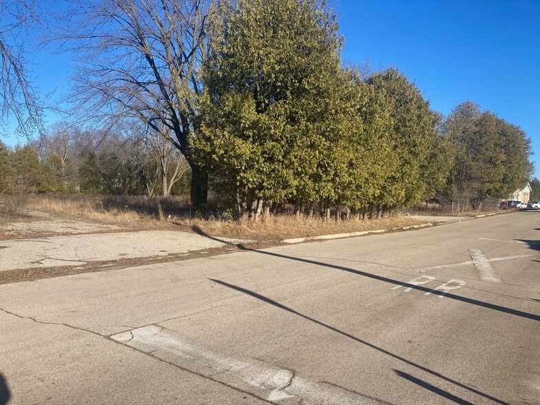 1596 Marinette Ave, Marinette, WI for sale - Building Photo - Image 3 of 6