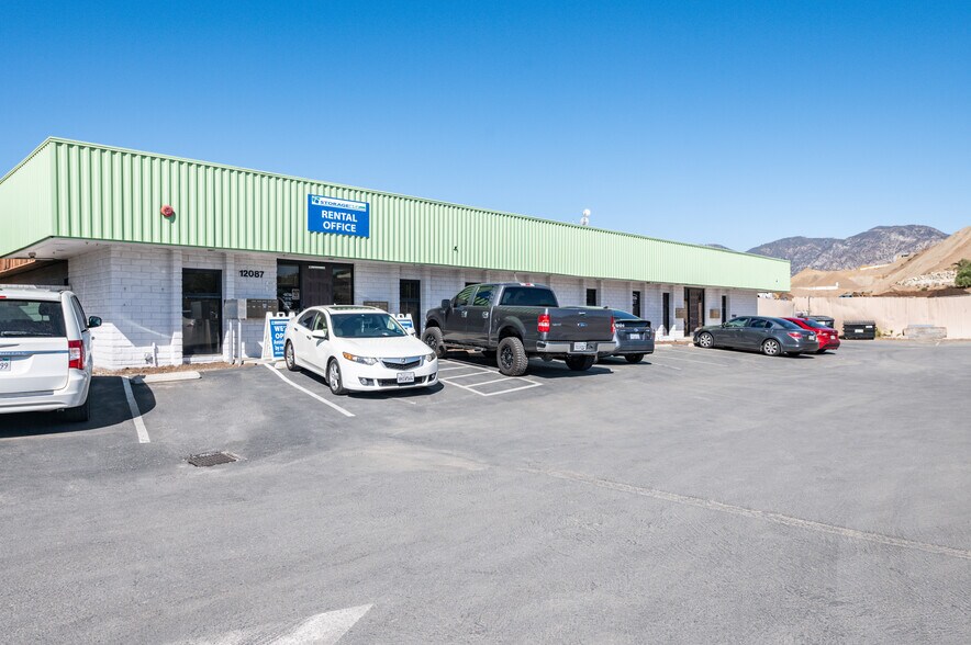 12087 Lopez Canyon Rd, Sylmar, CA à louer - Photo du bâtiment - Image 1 de 4