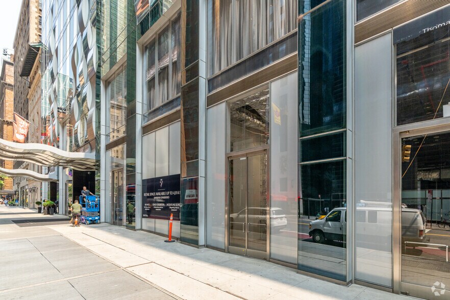 157 W 57th St, New York, NY à louer - Photo du bâtiment - Image 2 de 9