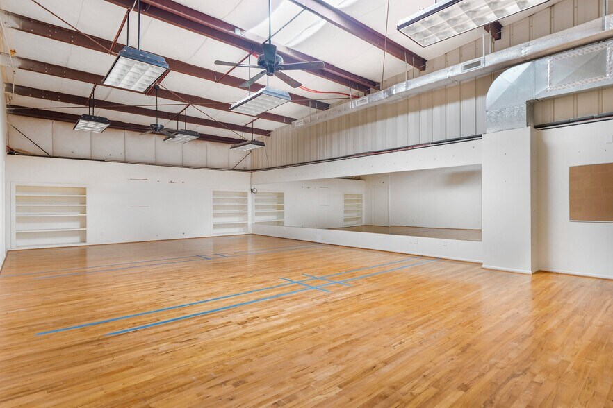 1 Mariner Dr, Southampton, NY à louer - Photo du bâtiment - Image 2 de 7