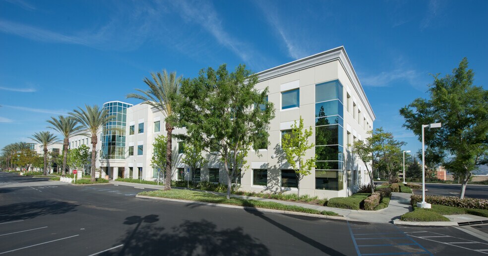 21688 Gateway Center Dr, Diamond Bar, CA à louer - Photo du bâtiment - Image 3 de 25
