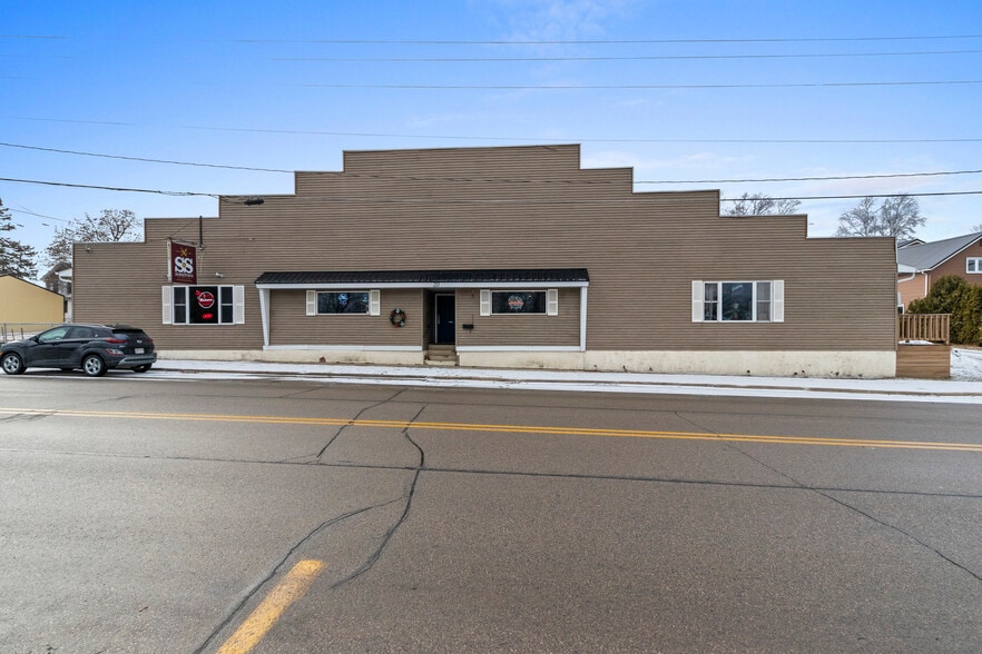 211 N Maple Ave, Oconto Falls, WI for sale - Building Photo - Image 1 of 36