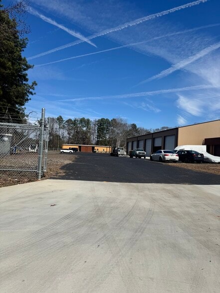 5221 N Lake Dr, Morrow, GA for lease - Primary Photo - Image 1 of 14