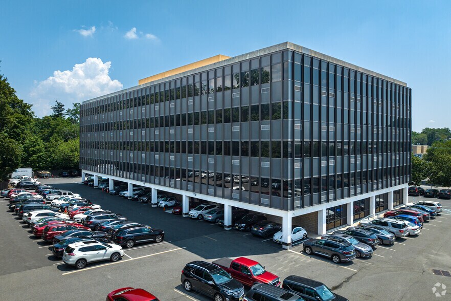 80 Main St, West Orange, NJ à louer - Photo du bâtiment - Image 3 de 41