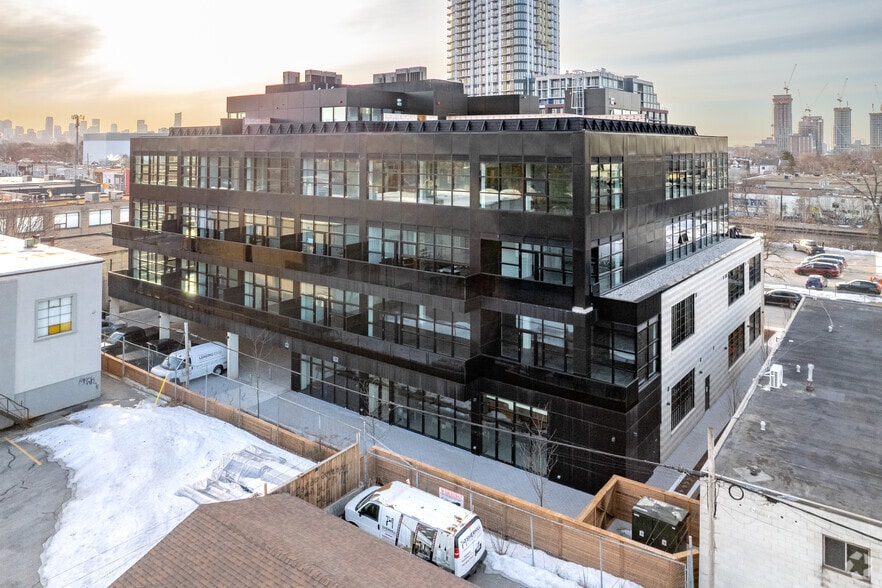 288-300 Geary Ave, Toronto, ON à vendre - Photo du bâtiment - Image 3 de 3