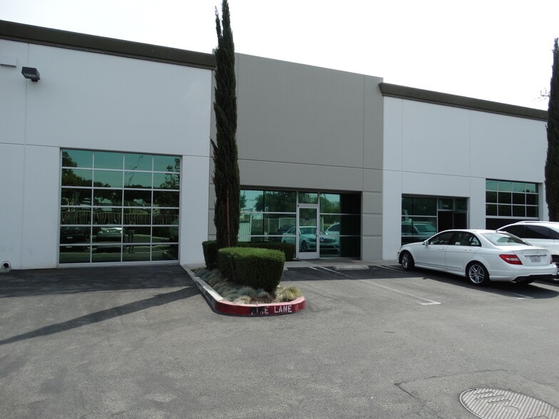 7500-7536 Tyrone Ave, Van Nuys, CA for lease - Building Photo - Image 2 of 9