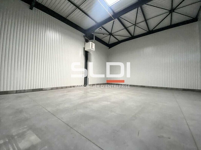 50 Rue Jean Zay, Saint-Priest for lease - Interior Photo - Image 2 of 7