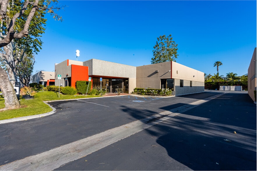 2525 W Woodland Dr, Anaheim, CA for lease - Building Photo - Image 3 of 31