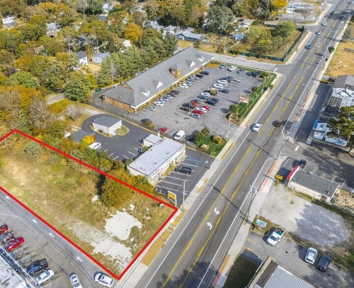 1467 Montauk Hwy, Mastic, NY à louer - Photo du bâtiment - Image 3 de 4