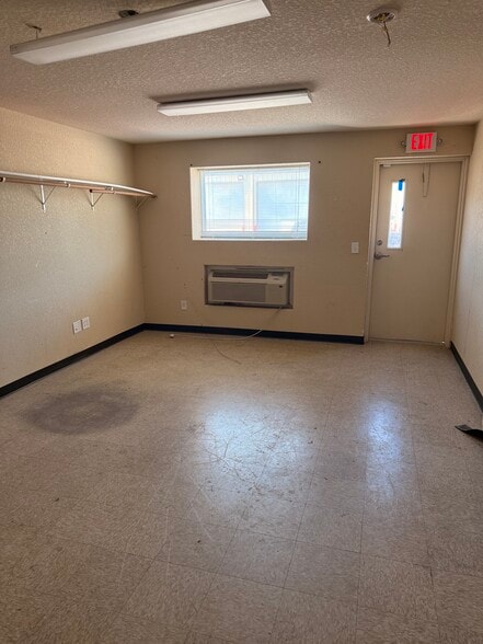 2260 Dickinson Ave, Dickinson, TX for lease - Interior Photo - Image 2 of 12