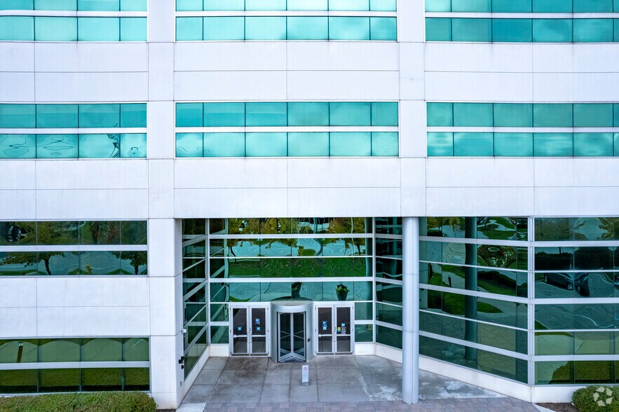 1380 Rodick Rd, Markham, ON à vendre - Photo du bâtiment - Image 3 de 11