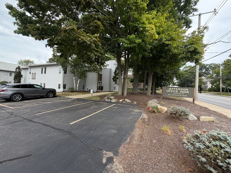 615 Jefferson Blvd, Warwick, RI à vendre - Photo du bâtiment - Image 3 de 20