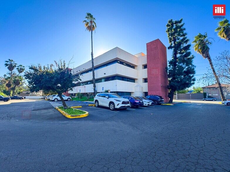 7136 Haskell Ave, Van Nuys, CA à louer - Photo du bâtiment - Image 2 de 11