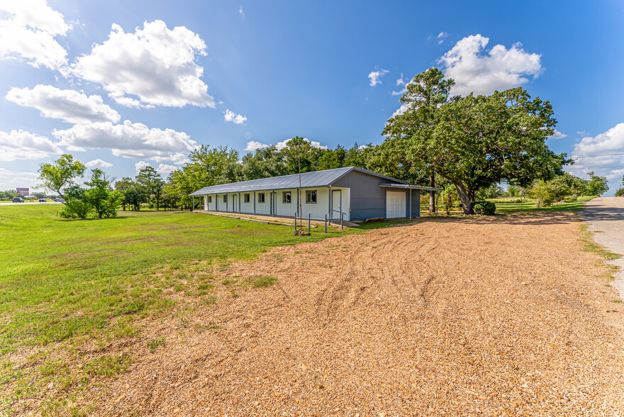 100 Alum Creek Rd, Smithville, TX à vendre - Photo du b timent - Image 1 de 1