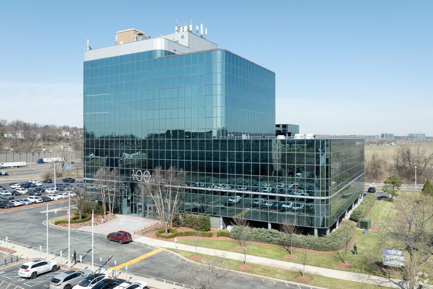 100 Challenger Rd, Ridgefield Park, NJ à louer - Photo du bâtiment - Image 2 de 8