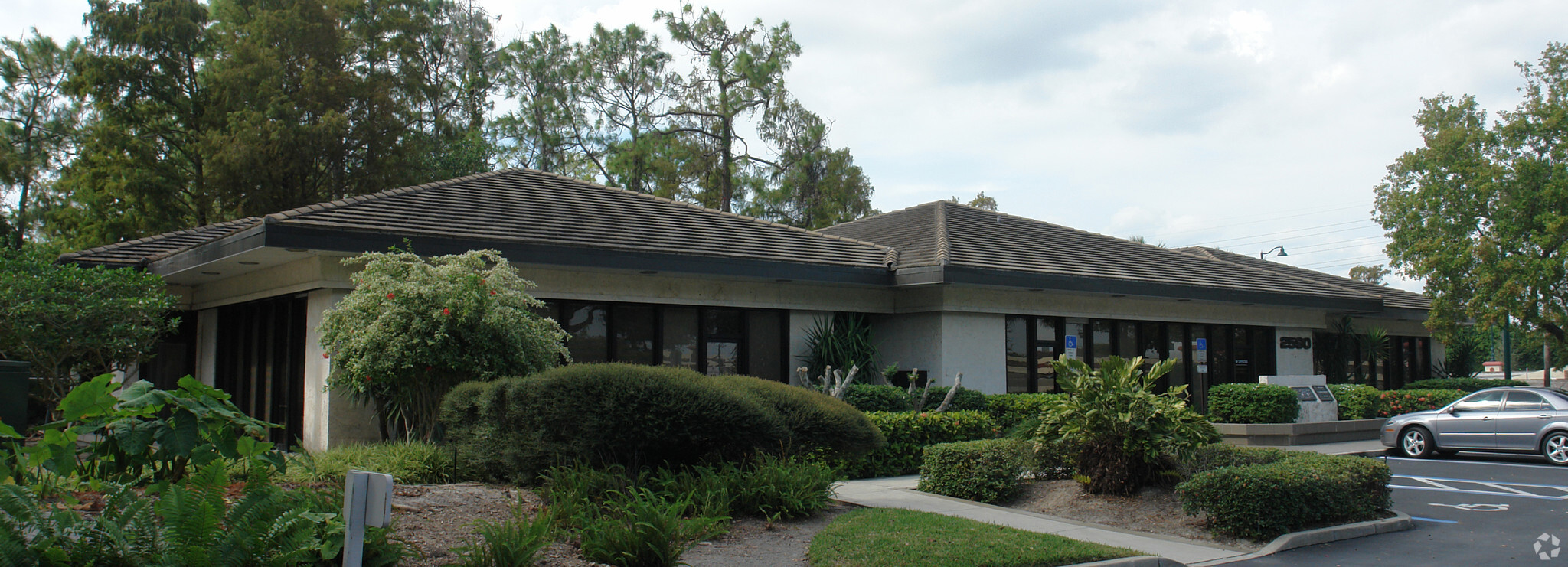 2590 Golden Gate Pky, Naples, FL for lease Primary Photo- Image 1 of 4