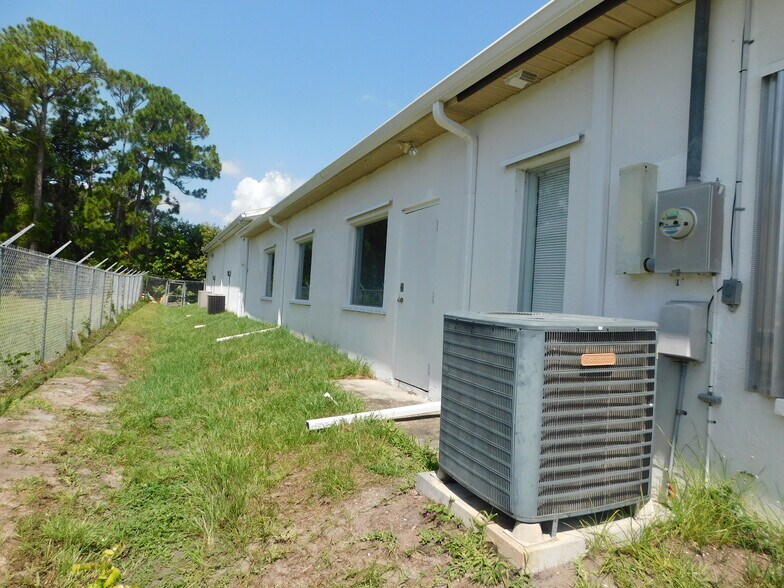 5060 Industry Dr, Melbourne, FL à louer - Photo du bâtiment - Image 3 de 26