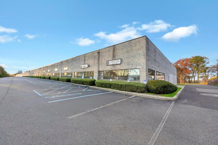 2231 Fifth Ave, Ronkonkoma, NY à vendre - Photo du bâtiment - Image 3 de 34