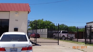 700 S Cherry Ln, Fort Worth, TX à vendre Photo du bâtiment- Image 2 de 6