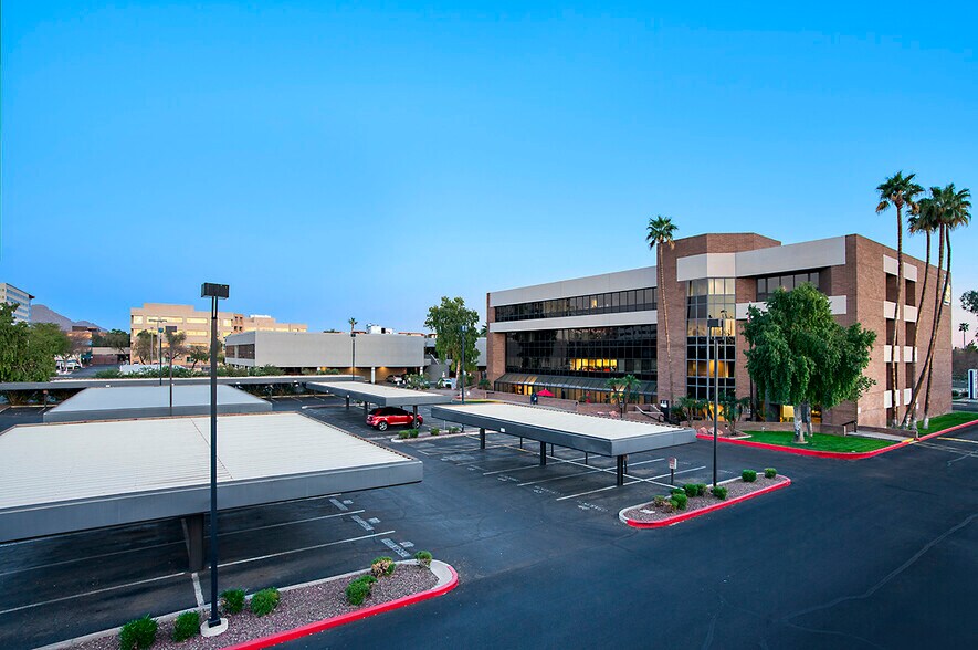 2122 E highland Ave, Phoenix, AZ à louer - Photo du bâtiment - Image 2 de 15