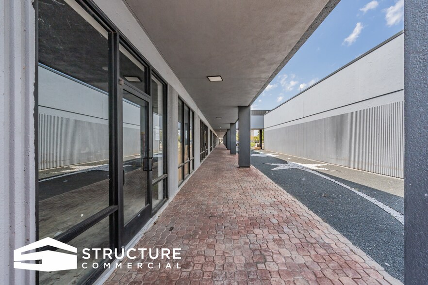 2629 N Stemmons Fwy, Dallas, TX à louer - Photo du bâtiment - Image 3 de 12