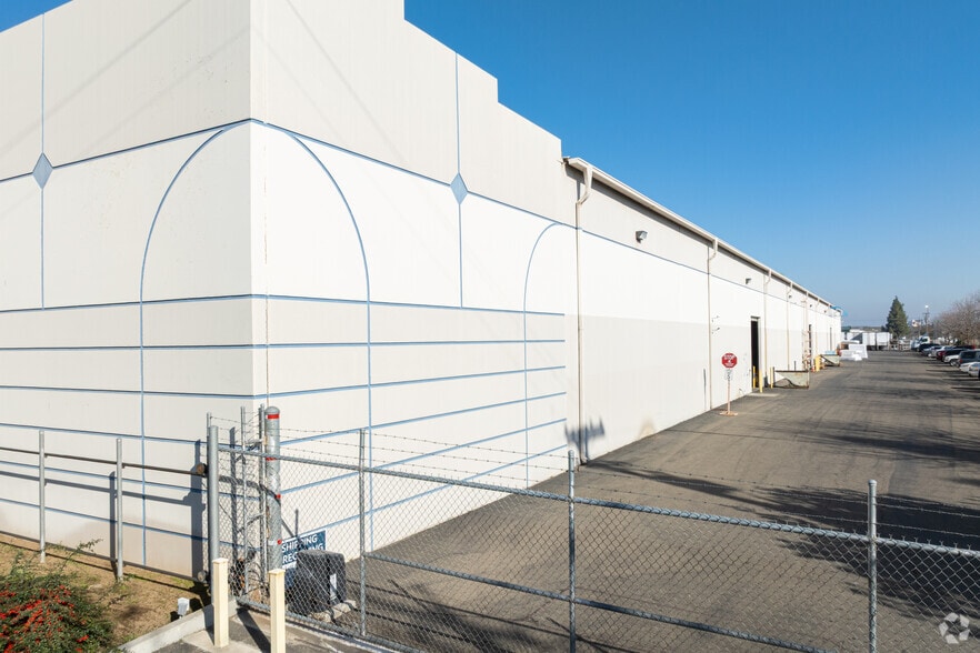 375 S West Ave, Fresno, CA for lease - Building Photo - Image 2 of 4