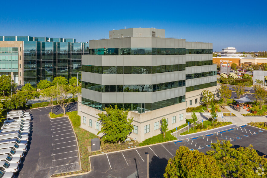 999 Baker Way, San Mateo, CA à louer - Photo du bâtiment - Image 2 de 4