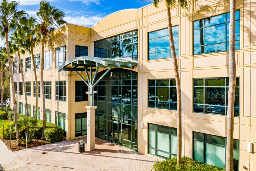 380 Park Place Blvd, Clearwater, FL à louer - Photo du bâtiment - Image 3 de 9