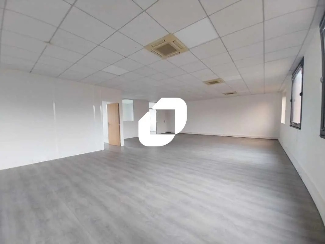 Office in Montigny-le-Bretonneux for lease Interior Photo- Image 1 of 15