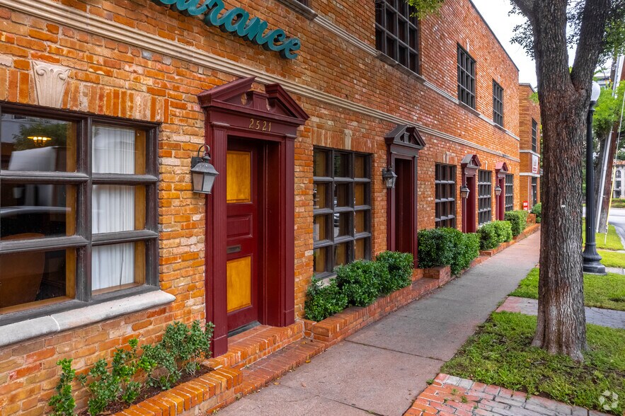 2521 Cedar Springs Rd, Dallas, TX à louer - Photo du bâtiment - Image 2 de 17
