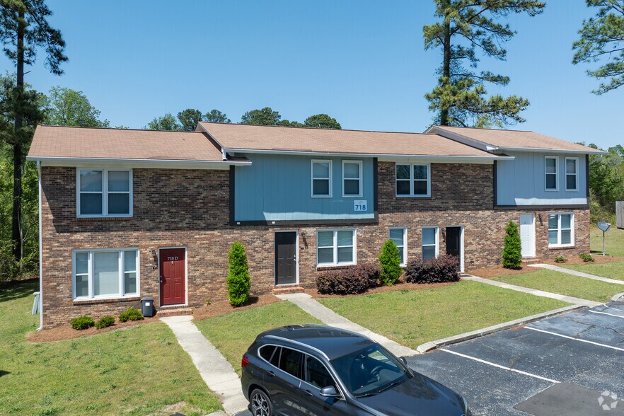 704 Windy Hill Cir, Fayetteville, NC à vendre - Photo principale - Image 1 de 43