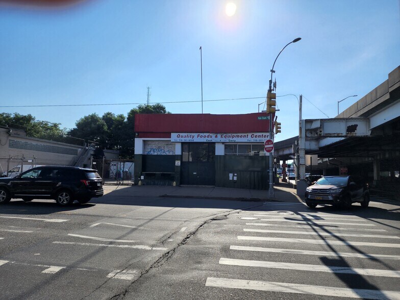 49-39 & 65 Van Dam St portefeuille de 2 propriétés à vendre sur LoopNet.ca - Photo du bâtiment - Image 2 de 9