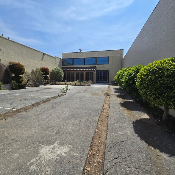 920 N La Cienega Blvd, Los Angeles, CA à louer - Photo du bâtiment - Image 2 de 10
