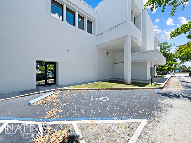1471 NE 26th St, Wilton Manors, FL à louer - Photo du bâtiment - Image 3 de 9