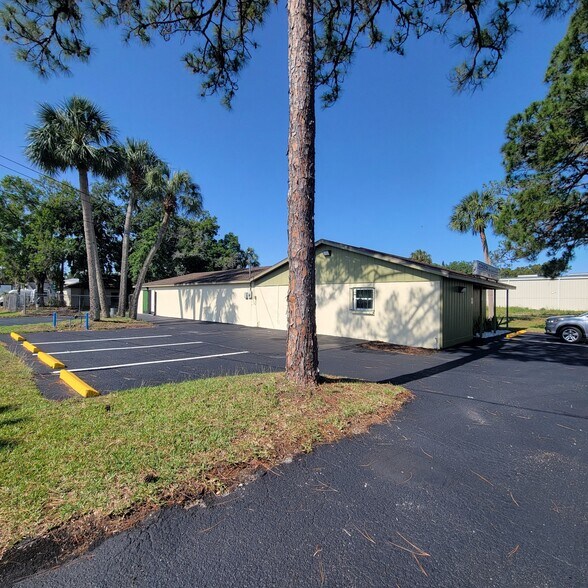 7939 Leo Kidd Ave, Port Richey, FL à louer - Photo du bâtiment - Image 2 de 4