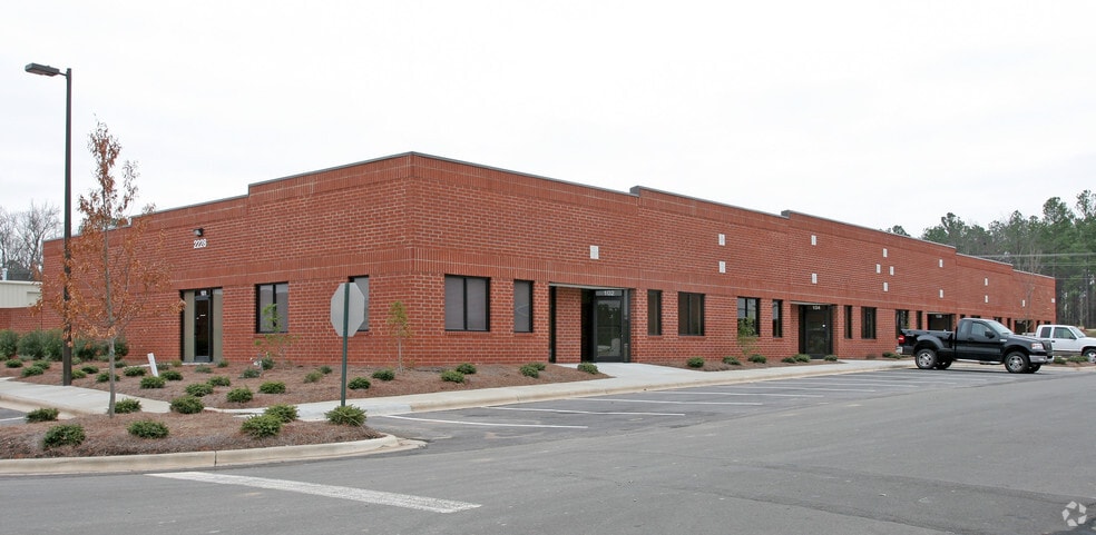 2228 Page Rd, Durham, NC à vendre - Photo du bâtiment - Image 2 de 14