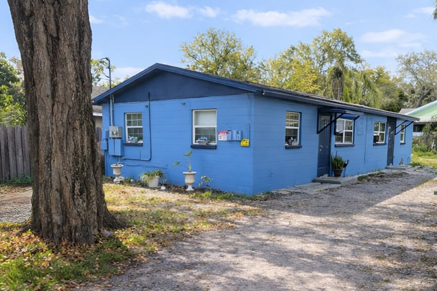 8 Properties - 10 Rentable Units portfolio of 1 properties for sale on LoopNet.ca - Building Photo - Image 2 of 27