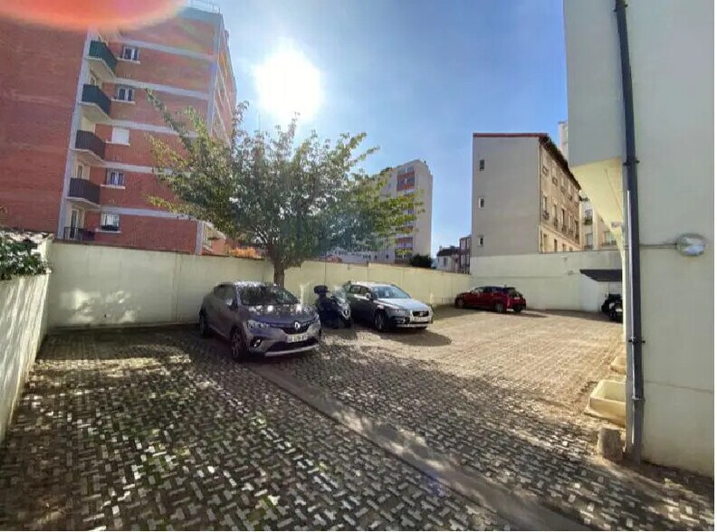 Bureau dans Joinville-le-Pont à louer - Photo du bâtiment - Image 2 de 7