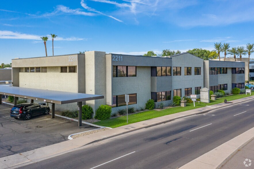 2211 E Highland Ave, Phoenix, AZ à louer - Photo du bâtiment - Image 2 de 2