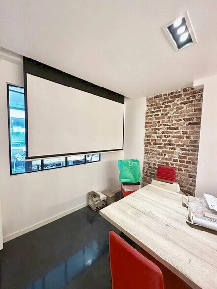 Office in Paris for lease - Interior Photo - Image 3 of 6