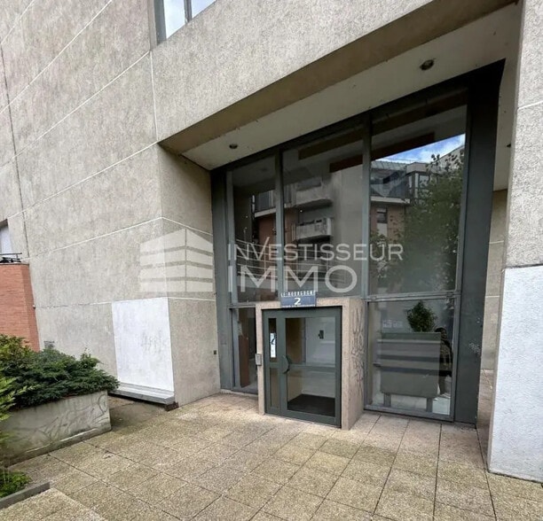 Office in Cergy for lease - Building Photo - Image 2 of 6