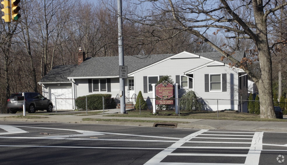 198 Terry Rd, Smithtown, NY for sale - Primary Photo - Image 1 of 21