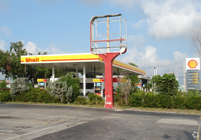 19 Gas Station  Portfolio For Sale portfolio of 19 properties for sale on LoopNet.ca - Primary Photo - Image 2 of 13