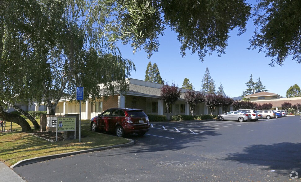 2542 Samaritan Dr, San Jose, CA à louer - Photo du bâtiment - Image 3 de 14