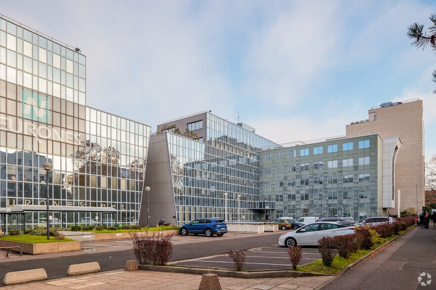 Bureau dans Nanterre à louer - Photo du bâtiment - Image 2 de 4