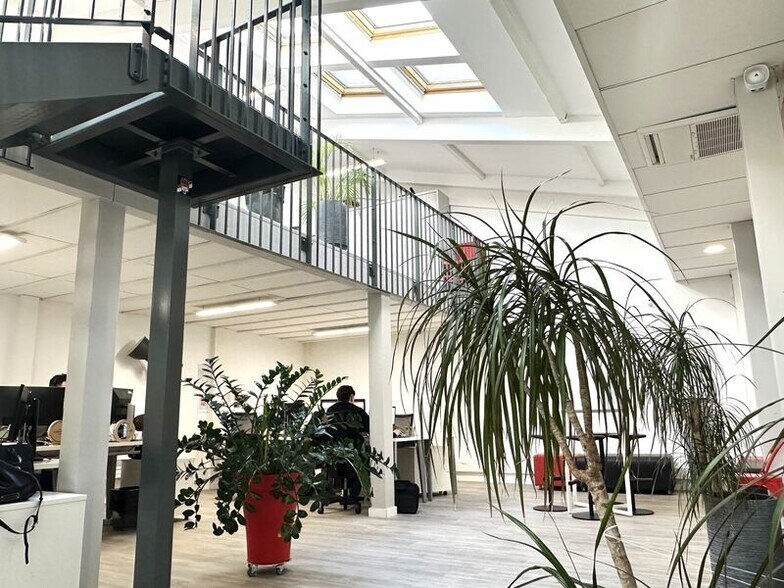 Bureau dans Lyon à louer - Photo du bâtiment - Image 1 de 6