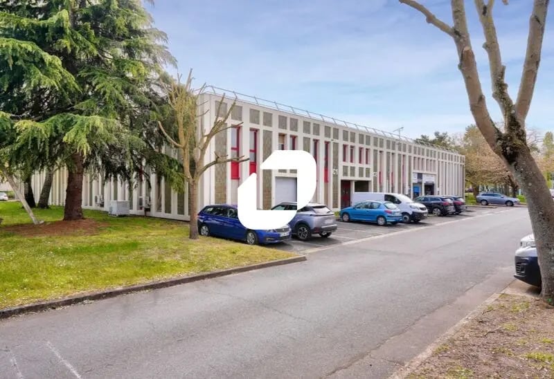 Flex in Éragny for lease - Building Photo - Image 1 of 22